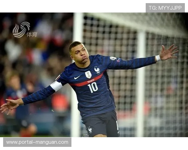 特写:姆巴佩大四喜后,与队友相拥庆祝创造历史 特写:姆巴佩大四喜后,与队友相拥庆祝创造历史